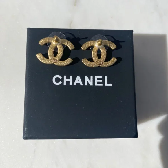 Chanel stud earrings in gold with pearls and crystals. - Picture 6 of 9